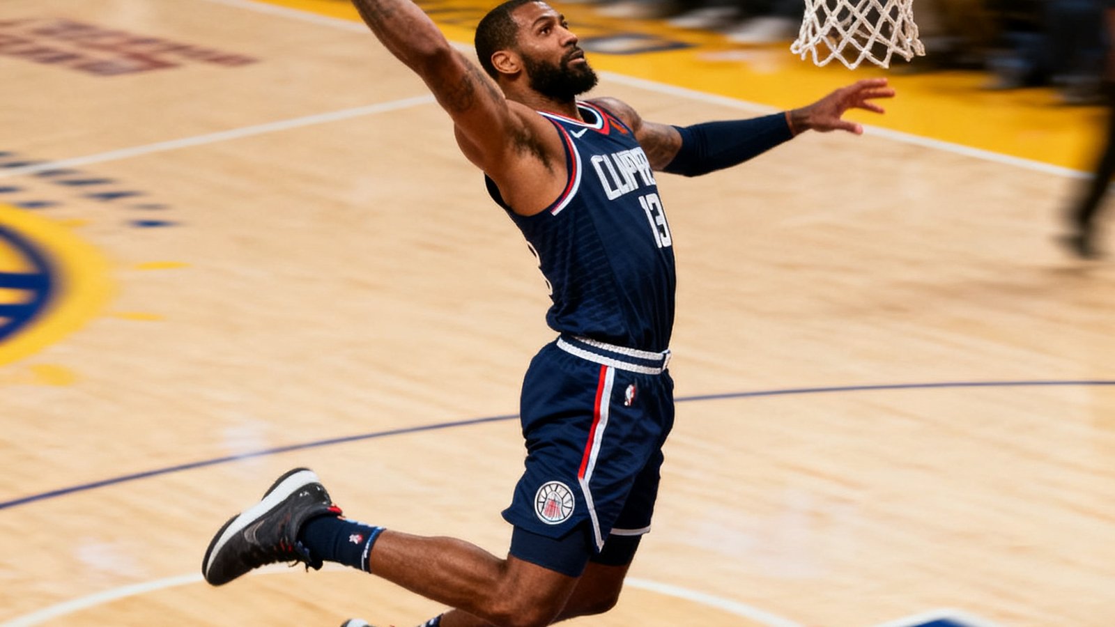 NBA常规赛中一记震撼全场的单手劈扣集锦缩略图，球员腾空而起